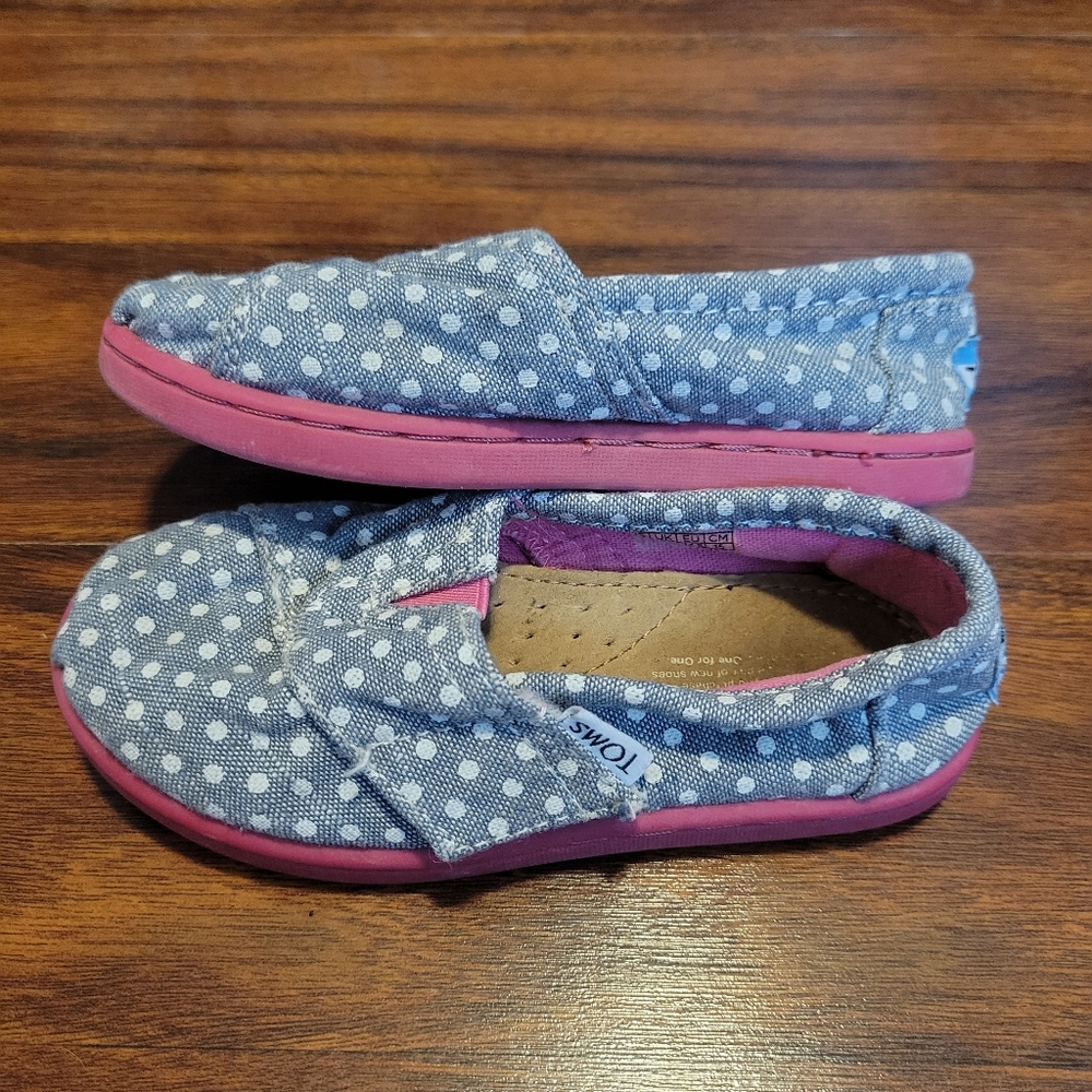 TOMS Size T8.
Grey polka dot - Picture 8 of 9